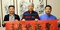 廣州美協(xié)主席周國城寶鷹集團揮毫傳遞圣誕祝福